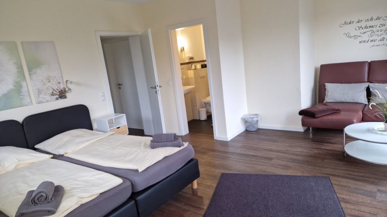 Doppelbett und Sofa im Studio Regenpfeifer 1